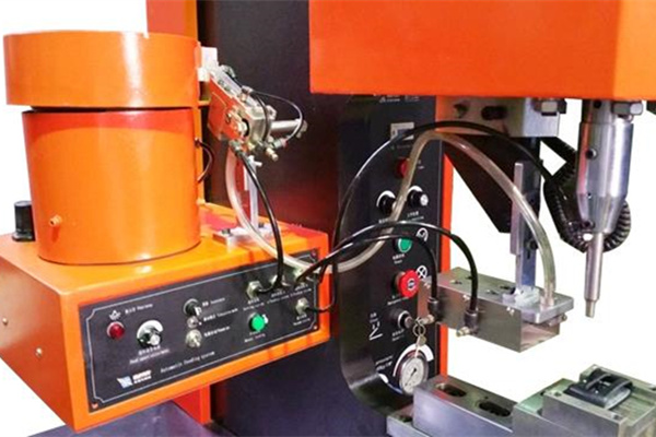 自動(dòng)送料鉚接機(jī)不僅安裝方便且提高生產(chǎn)效率！